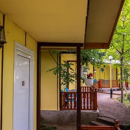 Lovely Bungalow In Kamena Village בית הארחה 3*