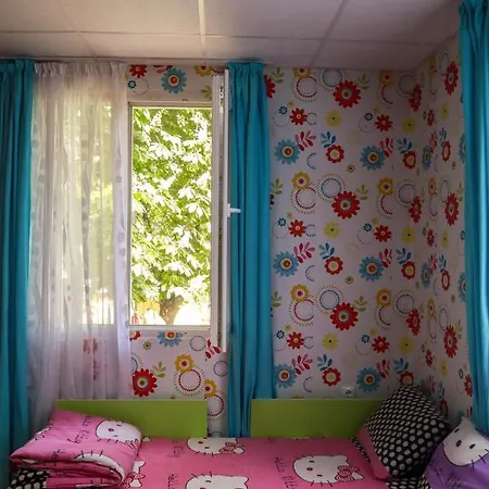 Lovely Bungalow In Kamena Village בית הארחה